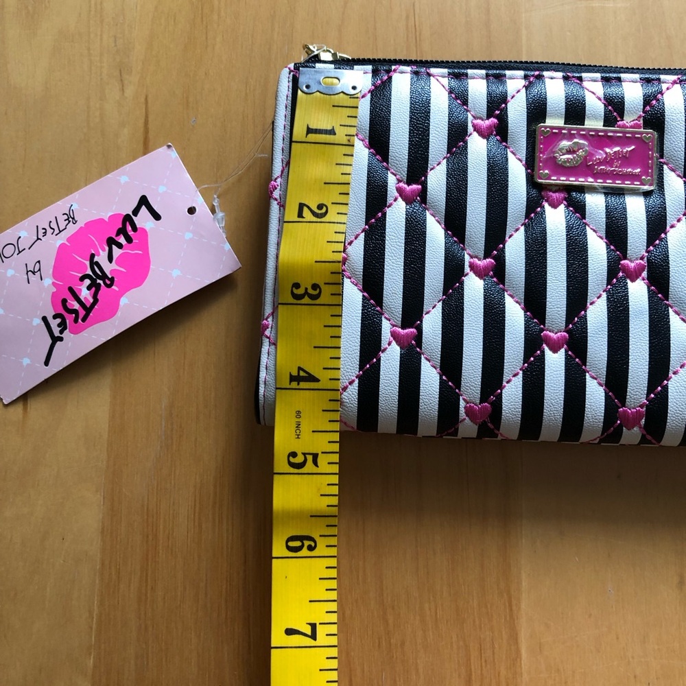 Betsey Johnson Black and White Striped Key Card Holder - Picture 6 of 8